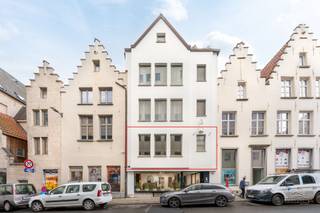 In het harte van Antwerpen ligt dit brandschoon appartement met 3 slaapkamers op de 1 de verdieping. Het appartement heeft een ruime inkom met...