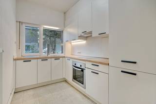 Laat je verrassen door dit INSTAPKLAAR &amp; lichtrijk GELIJKVLOERSappartement met 2 SLAAPKAMERS, GARAGE en ruim TERRAS op RESIDENTIEËLE LOCATIE te Blankenberge. Deze piekfijn onderhouden woonst maakt deel uit van een kleine, klassevolle residentie (= GEEN SYNDICUS) en is PRAKTISCH ingedeeld: inkomhal, LICHTOVERGOTEN leefruimte met toegang tot het ZONNIG TERRAS, moderne keuken (o.a keramische kookplaat, oven, ijskast met vriesvak, ...), nette badkamer (ligbad met douche, lavabo en toilet), 2 slaapkamers, berging. Inclusief achterliggende GARAGEBOX. Dubbel glas in PVC, CV op aardgas, rustig gelegen én vlakbij alle voorzieningen (winkels, openbaar vervoer, scholen, ...). Perfect geschikt voor vaste bewoning, 2de verblijf of investering! 