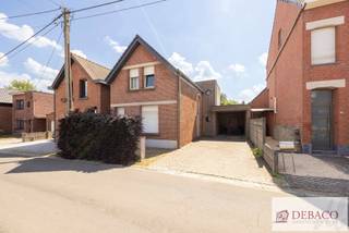 Goed gelegen en charmante woning met aparte garage:Bestaande op het gelijkvloers uit inkomhal met vestiaire en aparte toilet, bureauruimte,...
