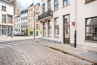 Dans un emplacement d'angle de premier plan sur la Lange Klarenstraat, en continuité avec la Lange Nieuwstraat entièrement réaménagée, se trouve cet espace commercial exceptionnellement spacieux avec une forte visibilité commerciale pour vos activités.<br /><br />Son emplacement central, à distance de marche de la Meir, combine une accessibilité excellente avec un passage et une visibilité continus. De plus, l'espace public réaménagé autour de la propriété renforce le caractère représentatif de cet emplacement.<br /><br />L'espace commercial s'étend sur plusieurs niveaux et se distingue par ses vastes surfaces ouvertes. Au rez-de-chaussée se trouve un espace commercial généreux, relié au niveau supérieur où des espaces commerciaux ou de travail supplémentaires et un bureau séparé sont prévus.<br /><br />Un atout majeur est le sous-sol, avec environ 180 m² d'espace de stockage, de travail et d'entreposage pleinement fonctionnel. Il comprend différentes zones de stockage, un atelier, un espace pour les machines, un espace d'expédition, un vestiaire et des toilettes.<br /><br />Sur le plan logistique, la propriété est exceptionnellement bien conçue. L'emplacement de parking privatif se trouve directement à l'entrée de l'espace de stockage, ce qui rend le chargement et le déchargement avec un camionnette particulièrement facile. De plus, une ouverture est déjà prévue depuis l'espace de stockage pour l'installation d'un monte-charge vers l'espace commercial au rez-de-chaussée. Une valeur ajoutée importante pour les activités nécessitant un déplacement régulier de marchandises, de matériaux ou de collections entre les deux niveaux.<br /><br />Grâce à la combinaison de visibilité, d'un espace de stockage étendu et d'une logistique efficace, la propriété convient à une grande variété de concepts. Pensez à un magasin haut de gamme, une salle d'exposition, un studio d'intérieur ou de design, un atelier créatif, une galerie, un concept store, un bureau avec fonction de salle d'exposition ou une entreprise souhaitant combiner espace commercial, production, stockage ou présentation.<br /><br />Détails spécifiques<br />- Emplacement d'angle de premier plan dans le centre d'Anvers<br />- À distance de marche de la Meir<br />- Espace bureau séparé<br />- Environ 180 m² d'espace de stockage et de travail<br />- Emplacement de parking privatif directement à l'entrée de l'espace de stockage<br />- Chargement et déchargement très facile avec une camionnette<br />- Ouverture pour un monte-charge entre l'espace de stockage et l'espace commercial déjà prévue<br />- Convient à une grande variété d'utilisations commerciales et créatives<br />- Parking public et transports en commun à proximité immédiate