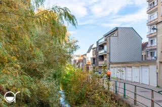 Op de derde verdieping van een verzorgd gebouw uit 2006 bevindt zich dit appartement met een prachtig uitzicht. <br /><br />Het appartement is bereikbaar via de lift tot op de tweede verdieping, waarna een korte trap je naar de voordeur brengt. Binnen geniet je doorheen het volledige appartement van zeer veel natuurlijke lichtinval, wat zorgt voor een open en aangename leefervaring.<br /><br />De leefruimte sluit aan op een open, volledig uitgeruste keuken. Aansluitend bevindt zich de slaapruimte, die momenteel open is maar makkelijk kan worden afgesloten voor wie liever een volledig aparte slaapkamer heeft. Verder beschikt het appartement over een praktische berging, een apart toilet en een douchekamer met lavabo.<br /><br />Het absolute pluspunt is zonder twijfel het ruime terras, waar je in alle rust kan genieten van het prachtige zicht op het Keizerpark en het omliggende groen.<br /><br />Dankzij het EPC-label B is dit appartement bovendien energiezuinig, wat een grote troef is.<br />De ligging biedt een uitstekende bereikbaarheid: een vlotte verbinding naar het centrum van Gent, maar ook naar belangrijke in- en uitvalswegen en openbaar vervoer.<br /><br />Een ideale woonstek voor wie licht, comfort, uitzicht en bereikbaarheid wil combineren.<br /><br />Is deze woning iets voor jou? Plan dan uw bezoek in via scheldekaai11301.rosseel.be.<br /><br />Indien meerdere keren de vraagprijs wordt geboden, behoudt de eigenaar zich het recht om eventueel onder gesloten enveloppe te laten bieden door degenen die de vraagprijs boden.