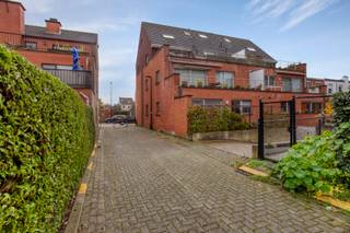 Centraal gelegen (dokters)praktijkruimte die kan omgevormd worden tot een 2-slaapkamerappartement.Ideaal voor een vrij beroep of combinatie...