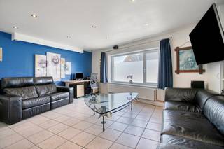 Visitez cette maison le samedi 13 août entre 17h00 et 19h00. Vous pouvez enchérir le 15 août au plus tard jusqu'à 18 heures. Le prix indiqué est un prix initial.<br /><br />Vous recherchez une maison familiale spacieuse offrant de nombreuses options ? Alors cette maison vaut vraiment le détour. Grâce à ses espaces de vie spacieux, ses quatre chambres, son garage double, son studio et sa salle polyvalente, cette propriété offre tout le confort nécessaire pour une famille nombreuse, un indépendant ou qui souhaite combiner vie et travail. De plus, le toit a été rénové en 2017 et la maison est équipée de la climatisation. La maison possède également un jardin et une terrasse orientés sud-ouest.<br /><br />Aménagement du rez-de-chaussée :<br />- Hall d'entrée<br />- Toilettes pour invités<br />- Espace de vie spacieux et lumineux<br />- Véranda<br />- Cuisine<br />- Salle de bain avec baignoire, douche et toilettes<br />- Buanderie<br />- Espace polyvalent<br />- Garage double (44 m2)<br />- Studio (80 m2)<br /><br />Premier étage :<br />- Chambre 1<br />- Chambre 2<br />- Chambre principale avec dressing<br />- Salle de bain avec double vasque et douche<br />- Toilette<br /><br />Avantages :<br />- Maison familiale spacieuse avec beaucoup de confort de vie<br />- Climatisation disponible<br />- Toiture rénovée en 2017<br />- Garage double avec de nombreuses places de stationnement<br />- Atelier et espace polyvalent offrant de nombreuses options<br />- Espace de vie lumineux et agréable véranda<br />- Idéal pour les familles, les indépendants ou les amateurs<br />- De nombreuses options de stockage et d'extension<br /><br />Cette maison polyvalente vous intéresse ? Contactez-nous dès aujourd'hui pour plus d'informations ou planifiez une visite et découvrez par vous-même tous les atouts de cette propriété.<br /><br />Registre des mesures: non
