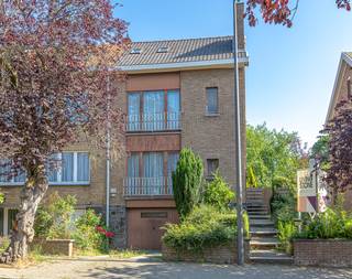 Centraal gelegen op wandelafstand van centrum Dilbeek, winkels, RC en openbaar vervoer.De woning bestaat op het gelijkvloers uit een inkomhal met...