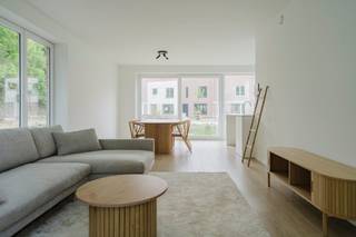 Het huis beschikt over een bewoonbare oppervlakte van 117m² en een zonnige tuin, ideaal om te genieten van rust en buitenruimte.De indeling is praktisch en doordacht:- Inkomhal met gastentoilet- Een volledig uitgeruste keuken met moderne afwerking- Lichtrijke leefruimte met toegang tot de tuin- Een praktische bergruimte- 3 volwaardige slaapkamers- Een volledig uitgeruste badkamer- Zolder te bereiken via vlizotrapDankzij de gunstige ligging bevindt het centrum van Kortrijk zich op wandel- en fietsafstand, terwijl ook de belangrijkste invalswegen vlot bereikbaar zijn. Dit maakt het huis ideaal voor zowel eigen bewoning als investering.Verplichte aankoop van een carport of staanplaats. Bent u op zoek naar een energiezuinige woning met tuin op een topligging in Kortrijk? Dan is dit huis in Sluis 9 zeker een bezoek waard.Contacteer Alissia Dewitte - 0472 18 64 21 of Sarah Hanson - 0493 25 46 80 - voor het inplannen van een bezoek of meer info.