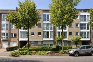 Het appartement geniet van een gunstige en gegeerde ligging in Brasschaat, met vlotte verbindingen naar het centrum, openbaar vervoer en...