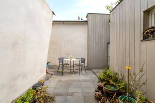 <p>Kom en ontdek deze toffe stadswoning met 3 SLAAPKAMERS en zonnige TERRAS op een TOPLOCATIE in hartje centrum. Tot. grondopp.: 75m<sup>2</sup>. Deze tiptop onderhouden woning omvat: glvl: inkomhal, open keuken (voorzien van: composiet werkblad, vaatwas, oven, steamer, ijskast, diepvries, inductiekookplaat, dampkap...), charmante eetplaats, lichtovergoten leefruimte (lichtkoepel) met rechtstreekse toegang via groot raam tot het terras, badkamer (inloopdouche, toilet en lavabomeubel). 1°V: nachthall, 2 ruime slaapkamers en afz. toilet. 2°V: slaapkamer 3 (mogelijkheid tot creëren extra slaapkamer of badkamer). Bergzolder. Zalig genieten van rust en privacy op het moderne stadsterras (met handige berging). Extra's: CV op aardgas, dubbel glas, parket, parlofoon, deels rolluiken, kelderberging. Enkel jouw meubels ontbreken nog!</p>