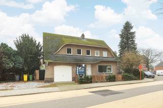 <p><strong>Gezellige gezinswoning in het centrum van Dessel</strong></p>
<p>Deze charmante en goed onderhouden woning is ideaal gelegen in het centrum van Dessel, op wandelafstand van winkels, scholen en openbaar vervoer.</p>
<p>De woning beschikt over <strong>3 volwaardige slaapkamers</strong>, met <strong>mogelijkheid tot een vierde slaapkamer</strong>. De <strong>garage is momenteel ingericht als extra kamer</strong>, wat perfect kan dienen als bureau, hobbyruimte of extra slaapkamer.</p>
<p>Verder is de woning <strong>volledig onderkelderd</strong>, wat zorgt voor veel bergruimte en extra mogelijkheden.</p>
<p>De <strong>gezellige en lichtrijke woonkamer</strong> sluit mooi aan op de <strong>ruime keuken</strong>. Aansluitend vind je een <strong>veranda</strong>, waar het aangenaam vertoeven is en die extra leefruimte biedt met zicht op de tuin.</p>
<p>Troeven op een rij:</p>
<ul>
<li>
<p>Centrale ligging in Dessel</p>
</li>
<li>
<p>3 slaapkamers met mogelijkheid tot 4</p>
</li>
<li>
<p>Garage omgevormd tot extra kamer</p>
</li>
<li>
<p>Volledig onderkelderd</p>
</li>
<li>
<p>Lichte woonkamer</p>
</li>
<li>
<p>Ruime keuken</p>
</li>
<li>
<p>Veranda met veel lichtinval</p>
</li>
</ul>
<p>Een ideale woning voor wie ruimte, comfort en een centrale ligging weet te appreciëren.</p>