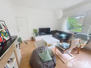 Op zoek naar ruimte, rust en natuur?<br /><br />Dit charmante landhuis, gelegen in een groene en rustige omgeving, beschikt over maar liefst vier ruime slaapkamers en twee badkamers, waardoor het ideaal is voor een gezin of voor wie behoefte heeft aan extra ruimte.<br /><br />De grote tuin rondom het huis is een echte oase, perfect om in te ontspannen, te tuinieren of van de natuur te genieten.<br />De woning is zorgvuldig onderhouden en biedt veel lichtinval, waardoor een warme en gezellige sfeer ontstaat.<br /><br />Kenmerken van de woning:
<ul>
	<li>Ruime woonkamer met veel natuurlijk licht</li>
	<li>Vier slaapkamers, voldoende ruimte voor het hele gezin</li>
	<li>Twee badkamers</li>
	<li>Grote tuin, perfect voor buitenactiviteiten en ontspanning. </li>
	<li>Rijke groene omgeving, ideaal voor wandelaars en natuurliefhebbers</li>
	<li>Ruime en nieuwe oprit en voldoende parkeergelegenheid</li>
</ul>
Dit landhuis combineert het comfort van modern wonen met de charme van de natuur. Bent u op zoek naar een rustige, ruime plek om te wonen?<br />Aarzel dan niet om contact op te nemen voor meer informatie of een bezichtiging!