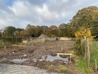 <p><span>EXCLUSIEVE PREVIEW: <br />Jouw toekomstig droomhuis in Mechelen</span></p><p><span>Deze woning staat voor luxe, comfort en stijl, en wij willen jou de primeur geven om het als eerste te ontdekken.</span></p><p><span>Hier zijn enkele hoogtepunten van wat je kunt verwachten:</span></p><ul><li><span>Locatie:</span><span> Een strategisch gekozen locatie in het levendige Mechelen, gunstig gelegen nabij belangrijke uitvalswegen en op een boogscheut van het bruisende stadscentrum</span></li><li><span>Architectuur: Een open bebouwing, doordacht ontworpen met een moderne architecturale visie, presenteert een bewoonbare oppervlakte van 315 m², inclusief een handige inpandige garage.<br /><br /></span><span>Indeling:</span></li><li><span>Leefruimte: Een harmonieuze ruimte die naadloos overgaat in een eigentijdse open keuken.</span></li><li><span>Eetkamer:</span><span> Een gezellige plek, ideaal voor onvergetelijke familiemomenten.</span></li><li><span>Slaapkamers: Vier ruime slaapkamers, ontworpen voor comfort en rust.</span></li><li><span>Badkamer:</span><span> Voorzien van alle comfort, ligbad, inloopdouche en dubbele lavabo met apart toilet.</span></li><li><span>Wasplaats: Praktisch en doordacht, geïntegreerd in de technische ruimte<br /><br /></span><span>Extra's:</span></li><li><span>Bureauruimte: Een inspirerende werkruimte op het gelijkvloers, perfect voor professionele ambities (12 m²).</span></li><li><span>Slaap- hobbykamer:</span><span> Een extra in te vullen ruimte naar eigen behoefte (17,8 m²).</span></li><li><span>Buitenleven: Geniet van privacy op een royaal perceel van 1000 m².</span></li><li><span>Afwerking:</span><span> De woning wordt volledig afgewerkt opgeleverd, zodat je direct kunt genieten van je nieuwe thuis.</span></li><li><span>Oplevering: De officiële akte wordt verwacht aan het einde van 2024.</span></li><li><span>Flexibiliteit:</span><span> Bij een snelle aankoop zijn enkele afwerkingen nog naar jouw wens aan te passen.<br /><br /></span><span>Tot slot is de verkoop enkel onder registratierechten (geen BTW!!)</span></li></ul><p><span>Mis deze exclusieve preview niet en krijg als eerste een voorproefje van jouw toekomstige thuis.<br /><br />Heb je interesse? Reageer </span><span>via de website en</span><span> ontvang binnenkort als eerste alle details.</span><span><br />We kijken ernaar uit om je verder te informeren!</span></p><p><span> </span></p><p><span> </span></p>