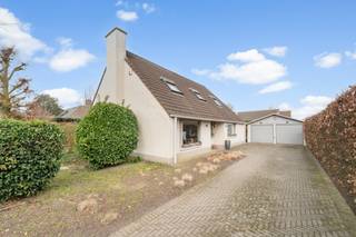 <p>Deze prachtige open bebouwing combineert ruimte, comfort en een rustige ligging tot de ideale gezinswoning. Gelegen in een aangename en kindvriendelijke wijk, geniet u hier van alle rust, terwijl voorzieningen vlot bereikbaar blijven.</p>

<p>De woning beschikt over vier volwaardige slaapkamers, waardoor er voldoende plaats is voor het hele gezin, een bureau of hobbyruimte. De lichtrijke leefruimtes zorgen voor een warme en uitnodigende sfeer, perfect om thuis te komen.</p>

<p>Buiten wacht een mooie tuin waar u in alle privacy kan ontspannen, spelen of gezellig samen zijn met familie en vrienden. De dubbele garage biedt niet alleen plaats voor twee wagens, maar ook extra bergruimte.</p>

<p>Daarnaast is de woning uitgerust met zonnepanelen, wat bijdraagt aan een lagere energiefactuur en een duurzame toekomst.</p>

<p>Kortom, een instapklare woning met alle troeven: ruimte, comfort, energiezuinigheid en een topligging in een rustige buurt.</p>

<p>Interesse? Laat deze kans niet voorbijgaan en ontdek zelf de charme van deze woning!</p>