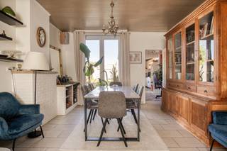 <p>Halfopen woning met vier ruime slaapkamers, gelegen op een uitstekende toplocatie in het charmante Loppem, een deelgemeente van Zedelgem. Deze goed onderhouden woning biedt een solide basis met een perceeloppervlakte van 267m² vormt dit pand een ideale gezinswoning met tal van mogelijkheden.</p><p>Bij het betreden van de woning ervaart u meteen het gevoel van ruimte en potentieel. De vier volwaardige slaapkamers maken het perfect voor grotere gezinnen of voor wie extra kamers wenst in te richten als bureau, hobbyruimte of dressing. Achteraan de woning bevindt zich een ruime garage, wat een absolute meerwaarde biedt voor wie nood heeft aan extra opslagruimte.</p><p>Daarnaast beschikt de woning over een oprit met plaats voor twee auto’s, wat zorgt voor extra comfort en parkeergemak voor bewoners en bezoekers. De combinatie van de gunstige ligging, de aanwezige ruimte en de uitbreidings- en opfrismogelijkheden maakt van deze woning een unieke kans voor wie op zoek is naar een warme thuis met toekomstpotentieel.</p>