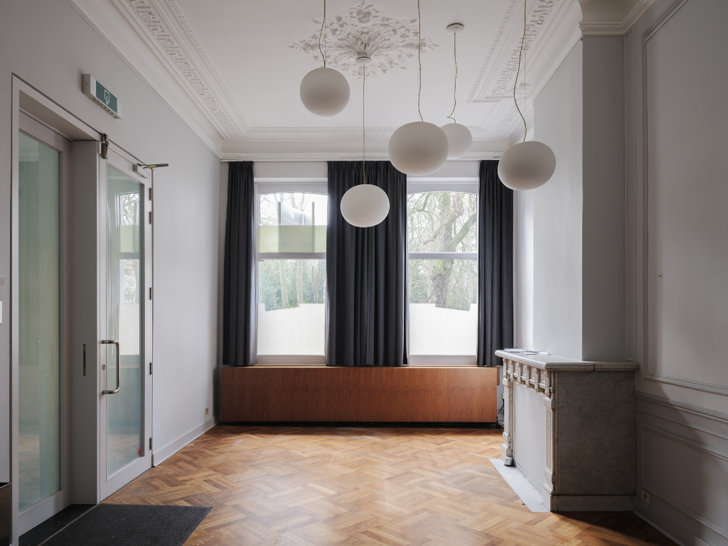 Handelspand gelegen achter een statige gevel op een vlot bereikbare locatie tegenover het Citadelpark. - foto 4