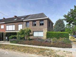 <p>Karaktervolle halfopen woning op een perceel van 490 m², gelegen in een rustige buurt nabij winkels, scholen, openbaar vervoer en autosnelweg. De woning bestaat uit een ruime inkomhal afgewerkt met een stijlvolle parketvloer en parkettrap, een gastentoilet, een zeer lichtrijke en ruime leefruimte met zit- en eethoek en open haard, een volledig geïnstalleerde keuken met ontbijthoek en een gezellig overdekt terras met zicht op de tuin. Een bijzondere troef van deze woning is de volledige onderkeldering, ingericht als tandemgarage, wasruimte, berging en provisiekelder. De kelder is zowel bereikbaar via de inkomhal als via de automatische sectionale poort langs de zij-oprit.</p>
<p>Op de verdieping bevinden zich drie volwaardige slaapkamers en een badkamer uitgerust met een bad/douche, lavabomeubel en toilet. Via een valtrap bereikt u de bergzolder, waar eventueel een extra slaapkamer, hobbyruimte of bureau kan worden ingericht.</p>
<p></p>
<p>Extra troeven:</p>
<ul>
<li>Karaktervolle woning</li>
<li>Perceel van 490 m²</li>
<li>Gezellig overdekt terras met tuinzicht</li>
<li>Halfopen bebouwing</li>
<li>Volledig onderkelderd</li>
<li>Tandemgarage in de kelder voor twee wagens</li>
<li>Rustige en uitstekende ligging nabij het centrum</li>
<li>Toplocatie</li>
</ul>
<p>Deze woning is te koop ZONDER makelaar via het concept van Smart Houses. Wenst u meer informatie of een bezoek? Contacteer rechtstreeks de eigenaar +32485456193</p>