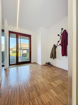 Deze recente woning combineert hoogwaardige materialen met een warm, open karakter – perfect voor wie comfort zoekt met ruimte voor gezin en/of thuiswerk.<br />De inkomhal met vestiaire en gastentoilet leidt naar de lichtrijke leefruimte met eet- en zithoek, waar grote ramen zorgen voor een open gevoel. De moderne keuken met kookeiland en aanpalende berging/wasplaats is praktisch ingericht en kijkt uit op de onderhoudsvriendelijke, zuidgerichte tuin met royaal terras – ideaal om te ontspannen of gasten te ontvangen.<br />Op de verdieping vind je twee ruime slaapkamers, een open nachthal, bureau (of derde slaapkamer), dressing/hobbyruimte en een stijlvolle badkamer met inloopdouche, ligbad, toilet en lavabomeubel. De designtrap vormt hierbij een echte blikvanger.<br /><br />Troeven:<br />Energiezuinig (Label B)<br />Conforme elektriciteit<br />Vloerverwarming en domotica<br />Regenwaterput van 15.000 L<br />Elektrische zonnescreens<br />193 m² bruikbare vloeroppervlakte<br />Private oprit voor meerdere wagens<br />Nabij scholen, winkels, openbaar vervoer, Mammoet Center en E403<br />Instapklaar en kwalitatief afgewerkt<br /><br />Te koop zonder makelaar via Smart Houses! Voor info of bezoek: 0474/80.99.98<br />Kijkweekend 29 &amp; 30 /11/2025<br />Plan je bezoek via: https://www.supersaas.be/schedule/Dimi_Ferrest/Bezoek_Lakenstraat_51_Roeselare