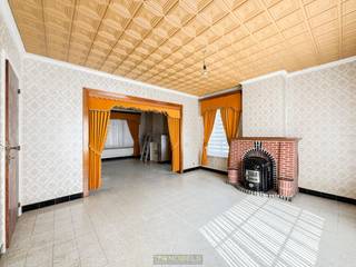 <p><span><strong>HALFOPEN BEBOUWING MET POTENTIEEL</strong>, gelegen in een <strong>RUSTIGE STRAAT</strong> te Eine, deelgemeente van Oudenaarde. Deze woning biedt een <strong>PRAKTISCHE INDELING</strong>, een <strong>GOEDE STRUCTURELE BASIS</strong> en <strong>VEEL POTENTIEEL NA RENOVATIE</strong>. Dankzij haar <strong>UITSTEKENDE LIGGING</strong> op korte afstand van het <strong>CENTRUM VAN OUDENAARDE</strong>, en met <strong>VLOTTE VERBINDING NAAR DE N60 RICHTING GENT OF RONSE</strong>, vormt deze woning een ideale opportuniteit voor <strong>GEZINNEN</strong> of koppels die graag rustig wonen met alle <strong>VOORZIENINGEN BINNEN HANDBEREIK</strong>.</span></p>
<p>Bij het betreden van de woning komen we via de inkomhall in de ruime woonkamer. Aansluitend bevindt zich de te renoveren keuken met aanpalende eetkamer/veranda die uitgeeft op de tuin. Verder vinden we op het gelijkvloers een gastentoilet, een kelder, en een garage met directe toegang tot de woning. Op de 1ste verdieping beschikt de woning over 2 slaapkamers en een te renoveren badkamer. Via een valtrap krijg je toegang tot de ruime zolder, waar bijkomende slaapkamers, bureau of hobbyruimte kunnen worden gecreëerd.</p>
Buitenshuis beschikt de woning over een ruime oprit en een knusse, west gerichte tuin. Ideaal om in alle rust te genieten van de avondzon. <br /><br />Adres: Arsenaalweg 41 te Oudenaarde<br /><br />EPC: 565 kWh/m², G-score A en P-score A, Geen renovatieverplichting van toepassing