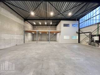 Strategisch gelegen KMO-unit met een oppervlakte van 365 m² te huur met uitstekende <strong>visibiliteit </strong>langs de Mechelsesteenweg. De site is vlot bereikbaar met een directe aansluiting op de <strong>N41</strong>. Via deze weg bereikt u in enkele minuten de E17 (op- en afrit Lokeren), wat zorgt voor een uitstekende verbinding richting Gent en Antwerpen.<br /><br />De beschikbare ruimte omvat een magazijn van 305 m², waarvan 60 m² mezzanine ideaal voor extra opslagruimte of als kantoor. Daarnaast heeft het magazijn een vrije hoogte van 6 meter en is toegankelijk via een sectionale poort en een afzonderlijke toegangsdeur. De KMO-unit is voorzien van een lichtrijke kantoorruimte van 60 m², een kitchenette en sanitair voorziening. Tevens zijn er <strong>4 privatieve parkeerplaatsen</strong> aanwezig. <strong>Onmiddellijk beschikbaar</strong>!<br /><br />Heeft u interesse of wenst u graag meer details over dit aanbod? Neem contact op met Gill voor bijkomende (technische) inlichtingen, plannen of een vrijblijvend plaatsbezoek via <strong>0477 06 30 30.</strong>