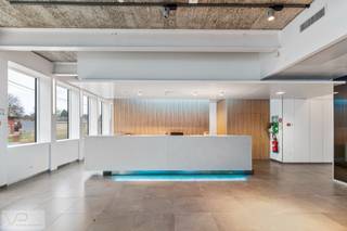 Moderne kantoorruimtes in gerenoveerd Crestron-gebouwDeze instapklare kantoorruimtes bevinden zich op het gelijkvloers en de eerste verdieping van...