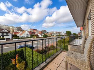 Dit aangenaam appartement geniet van een centrale ligging nabij het Albertstrand te Knokke en biedt een mooi open zicht.<br />Het appartement omvat een inkomhal met afzonderlijk toilet, een ruime en lichtrijke leefruimte met toegang tot het royale terras en een afzonderlijke keuken. Daarnaast beschikt het appartement over drie volwaardige slaapkamers en een badkamer. Een privatieve kelderberging is inbegrepen. Tevens bestaat de mogelijkheid tot aankoop van een garagebox. Een ideale pied-à-terre aan de kust, zowel geschikt als tweede verblijf als voor permanente bewoning.<br /><br />Renovatieplicht van toepassing.<br />Stedenbouwkundig uittreksel in aanvraag<br /><br />Aarzel niet om ons te contacteren voor meer info: tel.: 050 62 44 14 of via knokke@immax.be