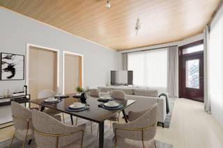 Ontdek deze ruimte woning gelegen op de Heikant in Zele die ideaal is voor de handige harry's onder ons. <br /><br />Indeling: ruime leefruimte met naastliggend een eerste (slaap)kamer dat momenteel dient als stockageruimte, de keuken met eetkamer en de badkamer. Op het verdiep vinden we nog 3 ruime slaapkamers terug wat dus voldoende ruimte biedt voor gezinnen met kinderen of voor mensen die graag een extra kamer willen hebben voor bijvoorbeeld een thuiskantoor of hobbyruimte. <br /><br />De woning beschikt over een karakteristieke uitstraling en een uitstekende bouwkwaliteit. De woning heeft een energielabel E, wat betekent dat er nog ruimte is voor verbetering op het gebied van energiezuinigheid. <br /><br />De tuin van de woning is georiënteerd op het zuiden, wat betekent dat er constant zon aanwezig is. Alsook is er voldoende ruimte tot stockage in de tuin. <br /><br />Heb je interesse of wens je meer informatie? Contacteer Kyan via kyan@woonvast.be of 0470 35 32 06