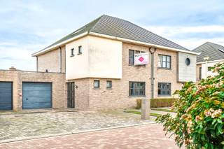 Interesse? Registreer je via volgende link: https://m3-zwijndrecht.mijnhuurprofiel.be/property/a7af7337-2f02-448c-9664-fc129faa96ca. Daarna nemen we contact op om een afspraak in te plannen.<br /><br />Welkom in de Zonnebloemstraat 11 te Beveren. In deze <strong>doodlopende straat </strong>vinden we een instapklare en ruime woning. <br /><br />We parkeren de auto op de <strong>oprit (3 plaatsen) of in de garage</strong> en stappen de woning binnen. We komen binnen in een grote <strong>inkomhal</strong> met <strong>gastentoilet.</strong><br />Van hieruit komen we in de open <strong>leefruimte</strong>. Hier vinden we een gezellige <strong>woonkamer </strong>met gashaard en een ruime<strong> eetkamer </strong>die aansluit op de<strong> open keuken.</strong><br />De open keuken is volledig uitgerust met 5-pits gasfornuis, ijskast, dubbele spoelbak, oven en vaatwasser. Er is zelfs ruimte voor een ontbijttafel.<br />Bij de keuken is een <strong>berging </strong>waar zich de aansluitingen voor wasmachine, droogkast bevinden. <br /><br />Op het gelijkvloers vinden we ook nog de grote garage die toegankelijk is via een<strong> elektrische poort.</strong><br />Hierbij is nog een <strong>berging </strong>die toegang geeft tot de mooie groene tuin. Ook vanuit de woonkamer kan je via het schuifraam makkelijk de<strong> tuin</strong> betreden. <br />Het ruime terras doet je al verlangen naar gezellige zomeravonden.<br /><br />Met de trap komen we op de <strong>1e verdieping</strong>. Hier vinden we <strong>3 ruime slaapkamers</strong>. Eén van de slaapkamers is momenteel ingericht als dressing.<br />Verder vinden we ook nog een <strong>ruime badkamer</strong> met douche, bad, toilet en dubbele spoelbak.<br /><br />Met een valtrap kunnen we ook de <strong>zolderruimte </strong>betreden. Momenteel ingericht als zolder en dus oplsagruimte.<br /><br /><u><strong>Technisch:</strong></u><br />- EPC: 180 kWh/m2jaar, label B<br />- Direct beschikbaar<br /><br /><u><strong>Kosten:</strong></u><br />- Huur: €1400/maand<br />- Nutsvoorzieningen zelf af te sluiten<br />- 3 maanden huurwaarborg<br />- Plaatsbeschrijving
