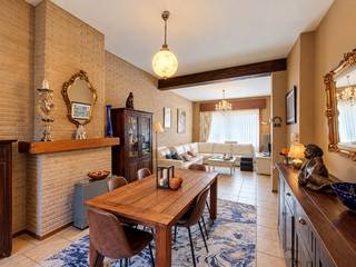 Centraal gelegen, op te knappen stadswoning met veel potentieel te Nieuwpoort-Stad, op korte afstand van de Kaai en de Grote Markt.<br />De woning omvat een ruime inkomhal, een apart toilet, een badkamer met ligbad en enkele wastafel, een gezellige woonkamer en een afzonderlijke keuken met eethoek en een stadskoer. Verder beschikt het gelijkvloers over een wasplaats/berging. Op de eerste verdieping bevinden zich drie slaapkamers en een apart toilet. De tweede verdieping biedt een ruime zolder met verdere inrichtingsmogelijkheden. Daarnaast is er een grote kelder aanwezig.<br />Er worden op heden energetische verbeteringswerken uitgevoerd, waaronder de plaatsing van zonnepanelen, thuisbatterij en een warmtepomp. Volgens de EPC-simulatie zou de woning hierdoor een EPC-label C behalen.<br />Een interessante opportuniteit voor wie op zoek is naar een woning met mogelijkheden, zowel als vaste woonst, tweede verblijf of investering.<br /><em>Enkele foto's in deze publicatie werden digitaal opgeruimd en kunnen afwijken van de werkelijkheid. </em>