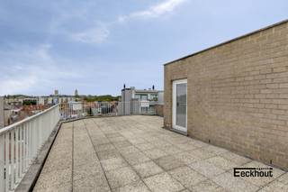 Dit ruime hoekappartement bevindt zich op een zeer gunstige ligging: vlakbij winkels, supermarkten, strand, Maria Hendrikapark ('t bosje) en openbaar vervoer.<br />Het appartement werd door de jaren heen perfect onderhouden en is ingedeeld als volgt:<br />- op de 6e verdieping: inkomhal met plaats voor vestiairekast, lichtrijke woonkamer met balkon, ingerichte keuken voorzien van handige kasten, elektrisch fornuis, oven, dampkap en dubbele spoelbak, aansluitende berging met aansluiting voor wasmachine en waterontharder, 3 slaapkamers waarvan één met ingemaakte kasten en terras, badkamer met ligbad en lavabomeubel en apart toilet met handwasbakje;<br />- op de 7e verdieping: zéér ruim zonneterras (90m²), voorzien van een glazen windscherm en 2 handige bergingen;<br />Vanop het terras geniet men van een uniek panoramisch uitzicht!<br />Bovendien is het appartement asbestvrij.<br />Slechts één appartement per verdieping, waardoor het privacygevoel wordt benadrukt!<br />Gemeenschappelijke fietsenberging in het gebouw.<br />Kom de vele troeven van dit unieke appartement ontdekken!