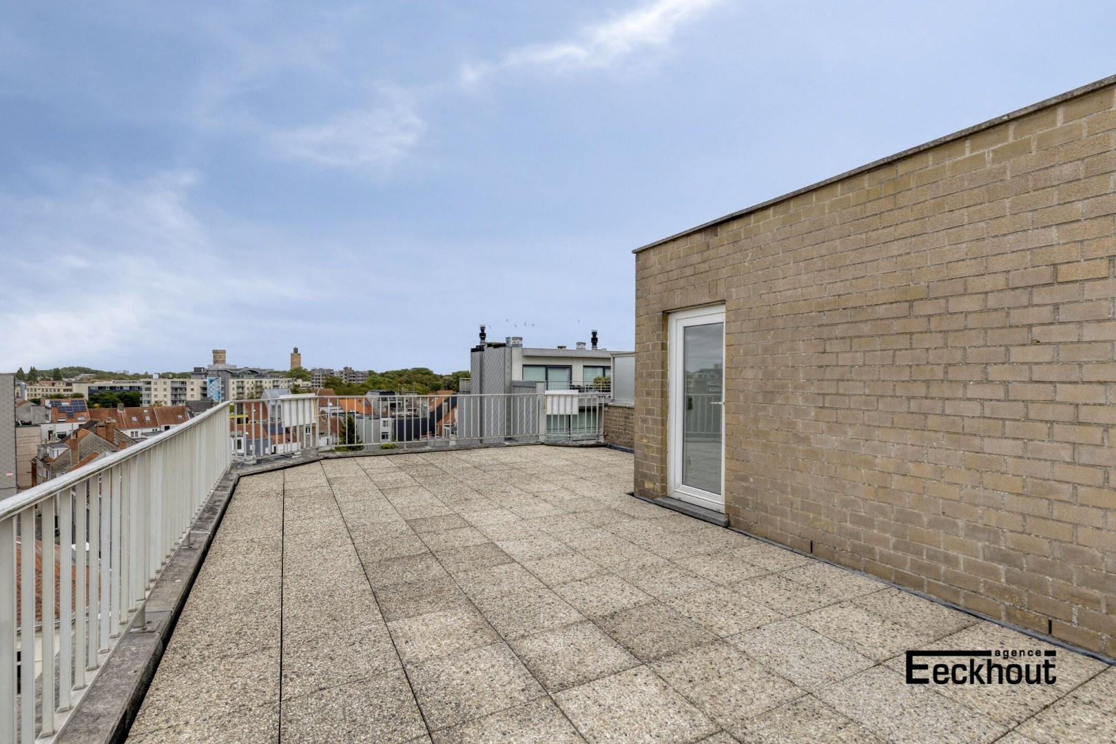 Verzorgd 3-slaapkamerappartement met prachtig zonneterras van 90m² ! - foto 2