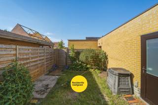 In het de rustige deelgemeente Ettelgem bevindt zich deze verzorgde gesloten bebouwing (bouwjaar 2003) met zonnige tuin, garage en vier slaapkamers. Dankzij het uitstekende EPC-label A (76 kWh/m²) geniet je van een energiezuinige woning die volledig instapklaar is.<br /><br />Op het gelijkvloers vinden we een inkomhal met gastentoilet, een lichtrijke leefruimte met pelletkachel en een volledig uitgeruste open keuken. Via het schuifraam heeft u directe toegang tot het terras en de onderhoudsvriendelijke, zonnige tuin met poortje die makkelijk toegang biedt tot de garage.<br /><br />De eerste verdieping omvat twee ruime slaapkamers en een badkamer met dubbele wastafel, ligbad met douchemogelijkheid, tweede toilet en aansluiting voor wasmachine. Op de tweede verdieping (met vaste trap!) bevinden zich nog twee volwaardige slaapkamers en een praktische berging. Daarnaast beschikt de woning over een ruime geïsoleerde zolder.<br /><br />Extra comfort wordt geboden door de private garage met sectionale poort, de garage heeft zijn private toegang via de tuin. <br />Er is ook nog een gemeenschappelijke fietsenberging voorzien. <br /><br />Troeven:<br />✔ EPC-label A (76 kWh/m²)<br />✔ Ideale ligging, rustig maar vlotte bereikbaarheid<br />✔ 4 slaapkamers<br />✔ Zonnige tuin met terras<br />✔ Private garage<br /><br />De vermelde prijs is een richtprijs; elk bod wordt voorgelegd aan de eigenaar, die het recht heeft dit te aanvaarden of te weigeren.<br /><br />Neem voorsprong met een vrijblijvende schatting via:<br />www.residentievastgoed.be/gratisonlineschatten