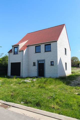 Nabij het centrum van Meulebeke bouwt Hectaar deze charmante alleenstaande woning in een doodlopende straat met zuid-gerichte tuin. Deze woning is gelegen vlakbij verschillende invalswegen richting Tielt, Ingelmunster, Dentergem,...<br />Lot 46 is een charmante open bebouwing met zuidgerichte tuin. De woning beschikt over een lichtrijke leefruimte met open keuken, inpandige garage, badkamer voorzien van bad en inloopdouche, 4 slaapkamers en ruime zolder als ideale bergruimte. <br /><br />Troeven: 
<ul>
	<li>Energiezuinige woning met lucht-water warmtepomp; </li>
	<li>Voorzien van fineerparket, schilderwerken en verlichting; </li>
	<li>Zuid-gerichte tuin; </li>
	<li>Ruime open keuken; </li>
	<li>Kindvriendelijke buurt en doodlopende straat;</li>
	<li>4 slaapkamers en ruime zolder te bereiken met uitrekbare trap; </li>
</ul>
Dankzij de ligging en duurzame visie is deze woningen geschikt als vaste woonplaats of rendabele investering. De woning is woonklaar, direct beschikbaar en voorzien van fineerparket in de slaapkamers en nachthal, schilderwerken en verlichting.<br />Voor investeerders zoeken we bovendien gratis de eerste huurder, wat zorgt voor zekerheid én gemak.<br /><br />Aarzel zeker niet om contact op te nemen bij vragen of verdere interesse. 