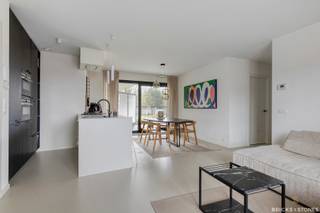 In een kleinschalig en modern gebouw (2021) met lift, bevindt zich dit instapklare appartement op de eerste verdieping. Ideaal voor wie comfortabel...