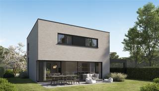 <p><span>Ligging</span><span><br />Ontdek jouw nieuwe droomhuis in pittoresk Sinaai, een gezellige deelgemeente van Sint-Niklaas. <br />Hier heb je alles binnen handbereik: een basisschool op slechts 850 meter, een bushalte op 180 meter en de dorpskern op 2,5 kilometer. <br />Daarnaast is de centrale ligging een enorme troef, je bent meteen in Lokeren, Sint-Niklaas, Gent, Antwerpen via R4 en E17.<br /><br />Je woont naast een prachtig natuurgebied en de Moervaart.<br />Deze regio is een lappendeken van bossen, moerassen, weiden al dan niet afgezoomd met oude knotwilgen, akkers, houtkanten, rietveldjes, oude turfputten en vijvers. <br />En dat in een uitzonderlijk rustige zone, een van de weinige gebieden in Oost-Vlaanderen waar het nog echt stil en donker kan worden.<br /><br /></span><span>Bijzonder modern wonen</span><span><br />Deze gloednieuwe, moderne woning heeft alles:<br />/ inkomhal met toilet<br />/ ruime woon- en eetkamer met veel lichtinval<br />/ open keuken die grenst aan de woonkamer<br />/ berging en inpandige garage<br />/ drie ruime slaapkamers<br />/ moderne badkamer met bad, inloopdouche en dubbele wastafel en afzonderlijk toilet<br /><br />Buiten wacht een tuin van 815m², waar je ten volle geniet van mooie dagen en een schitterende uitzicht over de omliggende natuur.<br /><br />Duurzaamheid staat centraal in deze woning. <br />Dankzij de warmtepomp, vloerverwarming en zonnepanelen blijft jouw energiefactuur laag (E20). <br />Bovendien kun je zelf de afwerkingsmaterialen voor de keuken, badkamer, vloeren en binnendeuren kiezen, zodat jouw nieuwe huis perfect aansluit bij jouw stijl en wensen.<br /><br />Contacteer ons voor alle details!<br /><br />Realisatie: Hyboma</span></p>