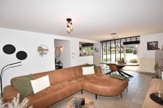 Ruim & instapklaar appartement met 2 slaapkamers, NW-georiënteerd terras en ondergronds: autostaanplaats alsook berging.<br /><br /><strong> INDELING</strong><br />Dit appartement is gelegen op het gelijkvloers verdiep van een kleinschalige residentie.<br />Gelegen in het centrum van het dorp, op wandelafstand van winkels en horeca.<br />Het appartement bestaat uit een inkomhal, voorzien van vestiaire ruimte. Deze verleent directe toegang tot het apart toilet alsook de bergruimte met aansluiting voor wasmachine- en droogkast (3m²).<br /><br />Verder treffen we de ruime leefruimte met bijzonder veel lichtinval (31m²) & aansluitend de keuken. Deze is uitgerust met volgende toestellen: keramisch kookvuur inclusief afzuigkap, microgolfoven, vaatwasmachine, een ijskast en een dubbele spoelbak. <br /><br />Via de nachthal treft men de 2 slaapkamers (11,6m² - 17,7m²) waarvan de grootste slaapkamer toegang verleent tot het ruim, NW-georiënteerd terras van maar liefst 29m².<br />De badkamer is uitgerust met een douchecabine, enkele lavabo, spiegel- en opbergkasten. <br /><br />Tenslotte behoort er in de kelder nog aan autostaanplaats alsook ruime berging voorzien van elektriciteit (14m²) tot het appartement.<br /><br /><strong> EXTRA<br />ONMIDDELLIJK BESCHIKBAAR</strong><br />Gemeenschappelijke kosten: 50,00 EUR/maand (forfait)<br />Gunstig EPC: 205 kWh/m²(jaar)<br />CV op gas<br />Gedeeltelijk voorzien van armaturen, raamdecoratie alsook vliegenramen<br />Kosten van de nutsvoorzieningen (water, gas, elektriciteit...) neemt de huurder voor zijn/ haar rekening<br /><strong> BESCHIKBAAR VANAF 01 NOVEMBER 2026<br /><br /></strong><strong> Aansluitingskosten met betrekking tot de nutsvoorzieningen vallen ten laste van de huurder(s)<br /><br />BEZICHTIGINGEN ZIJN UITSLUITEND MOGELIJK VIA EEN DIGITALE AANVRAAG<br />Wenst u deze woning te bezichtigen? Klik dan op de knop ‘Maak een afspraak’ en dien uw aanvraag online in. Na ontvangst van uw aanvraag nemen wij via e-mail contact met u op om u verder te informeren over een mogelijk bezichtigingsmoment.<br /></strong>