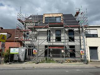 De wijk 't Gaverke is één van de meest complete buurten van Waregem. De wijk is zeer toegankelijk gelegen, zowel met de eigen wagen als het openbaar vervoer, met het busknooppunt en station op wandelafstand. Er zijn tal van scholen en handelszaken. Parkeren is overal gratis en er is een grote parking rond de kerk. <br /><br />Functionele indeling: ruime living, met open keuken en grote berging, apart toilet, badkamer en 2 slaapkamers. <br />De grote raampartijen en het zuidgericht terras zorgen voor maximale lichtinval en buitenbeleving. Achteraan de tuin van maar liefst 66m² is er een uitweg met praktische carport (21500€). <br /><br />De betaalbare appartement genieten tevens van de 6% btw gunstregel. <br /><br />De wooneenheden zijn allemaal opgetrokken uit kwaliteitsmaterialen, supergeïsoleerd en voorzien van de laatste technieken: zonnepanelen, warmtepomp met vloerverwarming. EPC A.<br /><br />Oplevering voorzien deze zomer, binnenkort meer foto's per fase van afwerking. <br />Voor meer info, spring binnen bij ons op kantoor op 100 meter van dit prachtige project of mail naar kristoff@immoroba.be voor meer info!