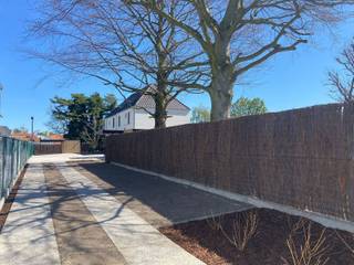 OPEN HUIS ZATERDAG 18 APRIL!! We naderen stilaan de afronding van de werken. Volgende week wordt de laatste hand gelegd aan de binnen- en buitenafwerking, en kijken we ernaar uit om u op zaterdag 18 april te mogen ontvangen in twee sfeervol afgewerkte woningen tijdens onze exclusieve opendeurdag.<br /><br />Ontdek de charme en het karakter van deze eigendom tijdens een persoonlijke rondleiding op afspraak. Schrijf u in via immo@neletassaert.be<br /><br />Via een private oprijlaan van maar liefst 35 meter bereikt u dit uitzonderlijke perceel met twee exclusieve nieuwbouwwoningen. Vanaf het eerste moment ervaart u hier een oase van rust, privacy en groen.<br />Alle bouwzorgen worden u volledig uit handen genomen: de woningen worden tot in de kleinste details afgewerkt met hoogwaardige en duurzame materialen. Buitengevels worden tevens gekalleid. Oprit, voortuin en terrassen worden aangelegd in een verfijnde combinatie van kleiklinkers, uitgewassen beton en Franse dolomiet. Omheind met deels zwarte ericamatten en mooie hagen. De woningen zijn volledig voorzien van ingewerkte inbouwspots. Enkel de schilderwerken laat u nog volledig naar eigen smaak uitvoeren.<br />Elke woning beschikt over individuele verwarming via een lucht/water-warmtepomp, met vloerverwarming op zowel het gelijkvloers als de eerste verdieping.<br /><br /><strong>Woning – Lot A: 729.000 euro (exclusief kosten zoals registratie, btw, enz...)<br /></strong><br />Gelegen op een perceel van 744 m², met eigen carport, tuinberging en fietsenberging.<br /><br />De woning verwelkomt u via een ruime inkomhal met apart gastentoilet en een tweede toegang tot de praktische berging/wasruimte, waar tevens de mogelijkheid bestaat om een koelcel te voorzien.<br /><br />De lichtrijke leefruimte omvat een volledig uitgeruste keuken en een gezellige leefruimte met grote glaspartijen die uitgeven op de zonnig georiënteerde tuin. Aansluitend bevindt zich een afzonderlijk bureel, stijlvol afgescheiden door een stalen deur. De volledige leefruimte is afgewerkt met hoogwaardig eiken parket.<br /><br />Op de eerste verdieping bevinden zich drie volwaardige slaapkamers, waarvan de master bedroom beschikt over een aanpalende dressingruimte. De ruime badkamer is uitgerust met een inloopdouche, ligbad en dubbele lavabo. Daarnaast is er een apart toilet in de nachthal.<br />Via een vaste eiken trap bereikt u de volledig geïsoleerde zolderverdieping, die eenvoudig kan worden ingericht tot bijkomende slaapkamers of multifunctionele ruimte.<br /><br />
<p><strong>Woning – Lot B: 699.000 euro (exclusief kosten zoals registratie, btw, enz...)</strong></p>
<p>Gelegen op een perceel van 676 m², met eigen carport, tuinberging en fietsenberging.</p>
<p>Deze woning beschikt over een inkomhal met apart toilet en een bijzonder ruime berging/wasplaats, met mogelijkheid tot het installeren van een koelcel en een douchecel.</p>
<p>De riante leefruimte bestaat uit een volledig ingerichte keuken en een aangename leefruimte met grote raampartijen die zorgen voor een overvloed aan natuurlijk licht en een directe verbinding met de zongerichte tuin. Ook hier is een afzonderlijk bureel voorzien, afgescheiden door een elegante stalen deur. De afwerking gebeurt volledig in eiken parket.</p>
<p>De eerste verdieping telt drie ruime slaapkamers en een royale badkamer met inloopdouche, ligbad en dubbele lavabo. Een apart toilet bevindt zich in de nachthal.</p>
<p>De vaste eiken trap leidt naar de volledig geïsoleerde zolderverdieping, waar zonder moeite extra slaapkamers of een hobbyruimte kunnen worden gecreëerd.</p>
<br />Dit worden twee pareltjes om U tegen te zeggen .....