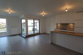 Dit recente 2-slpk.appartement op de eerste verdieping heeft een oppervlakte van ca 70m² en een terras met open zicht van ca 5,6m². Gemeenschappelijke traphal. Het appartement omvat een centrale inkomhal, lichtrijke leefruimte, open ingerichte keuken, berging, toilet, 2 slaapkamers en een badkamer. Autostaanplaats incl. Vrij vanaf 01/01/27. Huurprijs 885 € + 30€ lasten. E-PEIL: E37 UC: 12034-G-DBA_2017040290/EP16647/AO01/D01/SD007. Voor verdere inlichtingen, neem vrijblijvend contact op nummer 052/52.05.05 of mail naar axel@ax-quality.be