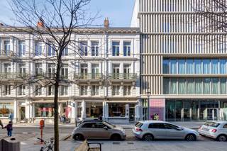 Handelsruimte met uitstekende visibiliteit, geschikt als winkel, kantoor, praktijk, …<br /><br />Indeling:<br />Men komt binnen in een ruime winkelruimte van ca. 85 m². Achteraan bevindt zich een gang die leidt naar drie paskamers. Via deze gang heeft men ook toegang tot een praktische bergruimte met trap naar de tussenverdieping.<br />Op de tussenverdieping (ca. 22 m²) bevindt zich bijkomende ruimte met kitchenette, evenals een apart toilet.<br /><br />Bijzonderheden:<br />Totale oppervlakte: ca. 107 m²;<br />Mogelijkheid tot het huren van een gedeelte van de kelder;<br />Individuele meters voor gas, elektriciteit en water;<br />Handelshuurovereenkomst van toepassing;<br />Huurprijs: € 3.000 / maand;<br />Onroerende voorheffing: € 1.775,92 / jaar (50% ten laste huurder – aanslagjaar 2025).<br /><br />Ligging:<br />Goed bereikbare handelsligging met vlotte toegankelijkheid, geschikt voor diverse commerciële activiteiten.