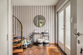 <p><strong>Charmante villa op toplocatie nabij de Kalmthoutse Heide</strong></p>
<p>In een <strong>gegeerde woonwijk</strong> in Heide, op een steenworp van de <strong>Kalmthoutse Heide</strong> én het gezellige centrum, bevindt zich deze charmante villa. De woning straalt warmte en gezelligheid uit dankzij haar ruime leefruimtes, authentieke elementen en prachtige lichtinval. Met een verzorgde tuin, drie slaapkamers en een uitstekende ligging vormt dit de ideale gezinswoning voor wie rustig wil wonen zonder in te boeten aan bereikbaarheid.</p>
<p><strong>Gelijkvloers<br /></strong>- <strong>Ruime inkomhal</strong> met open trap naar de verdieping.<br />- <strong>Gastentoilet</strong> met handenwasser<br />-<strong> Lichtrijke leefruimte</strong> op <strong>houten parket</strong>, voorzien van een sfeervolle <strong>open haard</strong> en grote raampartijen met zicht op de tuin.<br />- Aansluitende <strong>eetkamer</strong>, ideaal voor gezellige diners met familie en vrienden.<br />-<strong> Aparte keuken</strong> uitgerust met een <strong>keramische kookplaat</strong>, <strong>oven</strong>/<strong>microgolfoven</strong>, <strong>dampkap</strong>, <strong>dubbele spoelbak</strong> en talrijke kasten.<br />- <strong>Garage</strong>, momenteel ingericht als <strong>berging</strong> doordat een gedeelte werd betrokken bij de keuken.</p>
<p><strong>Verdieping<br /></strong>- <strong>Nachthal</strong> met veel natuurlijke lichtinval dankzij de dakkoepel.<br />-<strong> 3 volwaardige slaapkamers</strong>, waarvan één ruime <strong>masterslaapkamer</strong>.<br />- <strong>Badkamer</strong> voorzien van een <strong>ligbad met douchefunctie</strong>, <strong>dubbele lavabo</strong> en <strong>toilet</strong>.</p>
<p><strong>Tuin<br /></strong>-<strong> Verzorgde, groene tuin</strong> met een aangenaam gevoel van privacy.<br />-<strong> Ruim terras</strong> waar u de hele dag door kunt genieten van de rustige omgeving.<br />- Ideale buitenruimte voor gezinnen, tuinliefhebbers of gezellige zomeravonden.</p>
<p><strong>Bijzonderheden<br /></strong>- <strong>Gegeerde locatie</strong> nabij de <strong>Kalmthoutse Heide</strong>.<br />-<strong> Op wandel- en fietsafstand van het centrum van Heide</strong>.<br />- <strong>Ruime leefruimte</strong> met <strong>open haard</strong>.<br />- <strong>Houten parket</strong> in de leefruimte.<br />-<strong> 3 volwaardige slaapkamers</strong>.<br />- Bergzolder<br />- <strong>Ruime oprit </strong>met parkeergelegenheid voor 3 wagens <br />- <strong>Verzorgde tuin</strong> met veel privacy.</p>
<p><strong>Ligging<br /></strong>Deze villa geniet van een <strong>uitstekende ligging</strong> in een rustige en residentiële straat te Heide. De <strong>Kalmthoutse Heide</strong>, winkels, scholen, horeca en het station bevinden zich op korte afstand. Dankzij de vlotte verbindingen richting Antwerpen en Nederland combineert deze woning een groene woonomgeving met een uitstekende bereikbaarheid.</p>
<p><strong>Bent u op zoek naar een charmante villa op een toplocatie, waar rust, ruimte en natuur perfect samengaan? Dan nodigen wij u graag uit om deze woning zelf te ontdekken tijdens een bezoek!</strong></p>