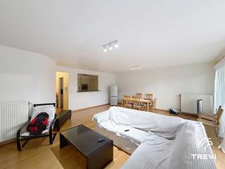 <p><b><span>EVERE: </span></b><span>Gelegen nabij het Belgische militaire domein en het gemeentehuis van Evere, ruim appartement met 3 slaapkamers van ±114 m² op de 3e verdieping met lift. Het appartement bestaat uit een inkomhal, toilet, ruime woonkamer van ±40 m², westgericht balkon van ±6 m², volledig uitgeruste keuken (oven, kookplaat, dampkap, koelkast, diepvriezer en aansluiting voor een vaatwasser), 3 slaapkamers (±9 m², ±10 m² en ±13 m²), een douchekamer, een badkamer met toilet, kelder nr. 26 en verplichte parkeerplaats nr. 11 aan €100/maand extra. Kosten: forfait van €110/maand voor de gemeenschappelijke delen. EPC: C+. Beschikbaar vanaf 01/11/2026.</span></p>
<p><span> </span></p>
<p><u><span>Op de 3e verdieping met lift:</span></u></p>
<ul>
<li><span>Inkomhal</span></li>
<li><span>Toilet</span></li>
<li><span>Ruime woonkamer ±40 m²</span></li>
<li><span>Westgericht balkon ±6 m²</span></li>
<li><span>Volledig uitgeruste keuken (oven, kookplaat, dampkap, koelkast, diepvriezer en aansluiting voor een vaatwasser)</span></li>
<li><span>Slaapkamer ±9 m²</span></li>
<li><span>Slaapkamer ±10 m²</span></li>
<li><span>Slaapkamer ±13 m²</span></li>
<li><span>Douchekamer</span></li>
<li><span>Badkamer met toilet</span></li>
</ul>