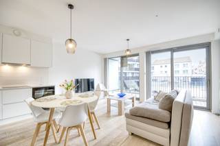 In de recente <strong>Residentie Crystal</strong>, bouwjaar 2020, bevindt zich dit instapklare gelijkvloerse appartement. Een eigentijdse woonst die comfort, licht en een uitstekende ligging combineert.<br /><strong>Absolute troef</strong> is het ruime, volledig zuidgerichte zonneterras met open zicht op het verwarmde zwembad. Dit zwembad bevindt zich in het gebouw en is exclusief toegankelijk voor de mede-eigenaars. Rondom het gebouw is er bovendien gratis parkeergelegenheid. Daarnaast bestaat de mogelijkheid om een private staanplaats in het gebouw aan te kopen.<br />De ligging is bijzonder gunstig: de zeedijk, restaurants, winkels en openbaar vervoer bevinden zich op wandelafstand, wat deze eigendom ideaal maakt als vaste woonst, tweede verblijf of investering.<br /><strong>Indeling</strong>
<ul>
	<li><span>Inkomhal met aparte berging</span></li>
	<li><span>Zonnige woonkamer en eetplaats</span></li>
	<li><span>Groot schuifraam met directe toegang tot het ruime zonneterras</span></li>
	<li><span>Badkamer uitgerust met douche en lavabo</span></li>
	<li><span>Eén volwaardige slaapkamer met toegang tot het terras</span></li>
</ul>
<strong>Technische kenmerken</strong>

<ul>
	<li><span>Fietsenberging aanwezig in het gebouw</span></li>
	<li><span>Schrijnwerk in PVC en aluminium met hoogrendementsbeglazing</span></li>
	<li><span>Elektrische installatie conform het AREI</span></li>
	<li><span>Uitstekende energiescore</span></li>
</ul>
Dit appartement wordt verkocht onder de erfpachtformule, vraag meer info via nicolas@jolieinvest.be <br />Een modern en energiezuinig appartement met kwalitatieve afwerking en sterke verhuur- of investeringsmogelijkheden, op een topligging aan de kust.<br /> 