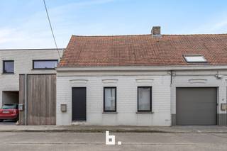 Ontdek deze charmante gezinswoning met zeer veel potentieel en leuke tuin te Oostnieuwkerke!Indeling:Gelijkvloers: ruime, lichtrijke leefruimte met...