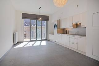 Deze studio bevindt zich in het hart van Leuven maar alsnog met de nodige rust. <br /><br />We komen binnen in de inkomhal die voorzien is van ingebouwde kasten. Rechts van de inkomhal vinden we de badkamer met bad, toilet, enkel lavabo en aansluiting voor een wasmachine en droogkast. Verder vinden we de slaapkamer, deze is afgeschermd met een glazen wand en gordijnen en beschikt ook over ingebouwde kasten. Achteraan vinden we de ruime woonkamer, die veel lichtinval heeft. De woonkamer staat in verbinding met de volledige uitgeruste open keuken die toegang biedt tot het terras. <br /><br />EPC A. Verwarming is op aardgas.<br /><br />De ondergrondse autostaanplaats dient verplicht bij gehuurd te worden voor 100 euro per maand.<br />De gemeenschappelijke kosten bedragen 120 euro per maand (hierin zit een voorschot voor water en verwarming).<br />Totale huurprijs: 900 euro + 100 euro autostaanplaats + 120 euro provisie gemeenschappelijke kosten = 1.120 euro per maand.<br /><br />Onmiddellijk beschikbaar!<br /><br />Via onderstaande link kan u een bezoek inplannen:<br />https://www.marnixvastgoed.be/detail/huren-studio-appartement-leuven/7660248?dosearch=True&amp;pageindex=1&amp;pagesize=12&amp;rentedperiod=92&amp;searchpage=ForRent&amp;sortdirection=DESC&amp;sortfield=solddate&amp;transactiontype=Rent<br /><br />Neem gerust contact met ons op voor verdere vragen.