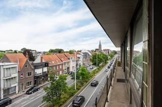 Dit appartement is gelegen in het centrum van Eeklo op de derde verdieping van de statige residentie Molenberg. Door de jaren heen werd het appartement opgefrist maar de mogelijkheid bestaat nog steeds om uw eigen touch te geven.<br /><br />Bij het binnenkomen springt de ruime woonkamer in het oog met veel natuurlijk lichtinval dankzij het grote schuifraam dat toegang geeft tot het balkon vooraan. Vanop het balkon is er een ruim zicht tot aan de kerk van Eeklo. De woonkamer is tevens voorzien van een gezellige open haard. Achteraan bevinden zich 2 volwaardige slaapkamers waarvan de master bedroom ook nog een eigen ruim terras heeft met een heerlijke zuidwest oriëntatie. <br /><br />In de kelderverdieping is er een private berging voorzien en er is de mogelijkheid om een garagebox bij te kopen achteraan de residentie.<br /><br />Indeling:<br />- inkomhal<br />- royale woonkamer met veel lichtinval <br />- apart deels ingerichte keuken<br />- praktische berging<br />- apart toilet<br />- badkamer met badkamermeubel en ligbad<br />- 2 slaapkamers<br />- terras vooraan en achteraan met open zichten<br />- privatieve kelderberging<br />- mogelijkheid tot aankoop garagebox<br /><br />Het appartement beschikt tevens over een energiezuinig EPC B-label en is vrij bij akte!<br /><br />Centrale verwarming op aardgas met een collectieve CV-ketel.<br /><br />Kom dit charmante appartement met veel mogelijkheden zelf ontdekken en maak snel uw afspraak!<br />09/377 31 77 - vastgoed@aclea.be<br />