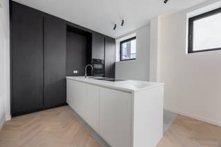 Residentie Luppen: kleinschalig renovatieproject nabij het Groen Kwartier<br /><br />Nabij het Groen Kwartier bevindt zich dit kleinschalig renovatieproject, op wandelafstand van scholen, winkels, openbaar vervoer en sfeervolle horecazaken. <br />Dit hippe project omvat 6 appartementen en 1 penthouse, met verschillende indelingen en keuze uit 1 of 2 slaapkamers, met oppervlaktes variërend van 50 tot 80 m². Elk appartement beschikt over een aangenaam, zuidgericht terras met uitzicht op het woonerf De Confiserie.<br /><br />De appartementen worden afgewerkt met kwalitatieve en duurzame materialen en zijn energiezuinig (zonnepanelen, vloerverwarming, ventilatiesysteem). Bovendien zijn alle appartementen volledig geschilderd en dus onmiddellijk instapklaar.<br /><br />Info en verkoop:<br />De verkoop geschiedt onder BTW op het constructieaandeel en registratierechten op het grondaandeel.<br />De aankoop van een kelderberging is verplicht (prijzen vanaf 4.500, exclusief aankoopkosten).<br />Optioneel kan er een ondergrondse autostaanplaats worden aangekocht.<br />Voor meer info: bel Karin op 0486/97 84 27 of mail karin@reds.be