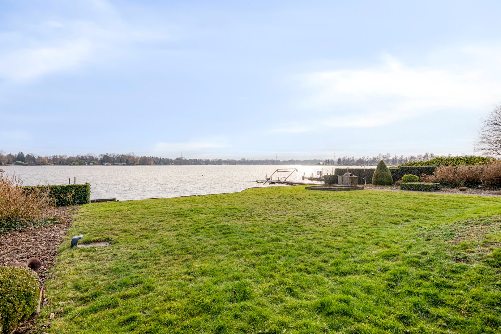 Villa op een uiterst exclusieve locatie aan een prachtig privémeer - foto 1