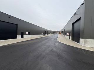 ALGEMEENDeze gloednieuwe bedrijfsunit maakt deel uit van een modern bedrijvenpark en combineert hoogwaardige materialen met een vlotte...