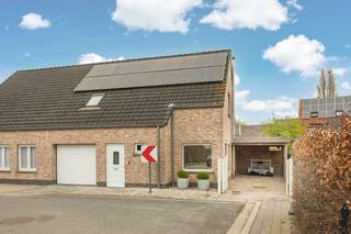 Deze verzorgde en <strong>instapklare </strong>woning combineert ruimte, comfort en <strong>energiezuinig </strong>wonen op een aangename ligging nabij het centrum. Dankzij de doordachte indeling en moderne voorzieningen is dit de ideale thuis voor wie zonder zorgen wil verhuizen.<br /><br />Bij het binnenkomen word je verwelkomd in de inkomhal die toegang geeft tot de <strong>lichtrijke </strong>leefruimte. De gezellige <strong>zithoek</strong> en eetplaats sluiten mooi aan op het terras en de tuin via een groot schuifraam, wat zorgt voor veel natuurlijke lichtinval. De airconditioning en <strong>pelletkachel</strong> zorgen hier het hele jaar door voor een aangenaam binnenklimaat.<br /><br />De <strong>uitgeruste </strong>keuken biedt alle hedendaags comfort en voldoende plaats voor een extra eethoek. Aansluitend vind je een praktische ruimte met aansluitingen voor wasmachine en droogkast. <br /><br />Op de eerste verdieping bevinden zich drie <strong>volwaardige </strong>slaapkamers, met een aparte <strong>dressing</strong>. De masterbedroom is voorzien van airco. De moderne badkamer is volledig <strong>betegeld </strong>en uitgerust met een douche, bubbelbad en dubbele lavabo.<br />Verder beschikt de woning over een handige bergzolder.<br /><br />Buiten geniet je van een <strong>ruim </strong>terras van 39 m² en een aangename tuin. Extra bergruimte is voorzien in het <strong>tuinhuis</strong>. Parkeren vormt geen enkel probleem dankzij de inpandige garage, een carport én extra staanplaatsen.<br /><br />Ook op vlak van energie scoort deze woning sterk, met onder andere zonnepanelen die bijdragen aan een lagere energiefactuur en een EPC B <br /><br />Plan vandaag nog uw bezoek in via waasland@deboerenpartners.be of bel naar 0377.55.00!