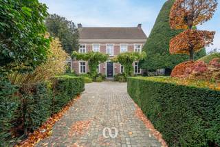 In Mater, waar landelijke rust en groen nog vanzelfsprekend zijn, verschuilt zich deze opmerkelijke villa op een privédomein van meer dan één...