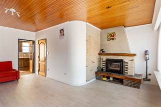 <p>Ideaal gelegen nabij Oude Landen, Hof de Bist, station Ekeren en fietsostrade.</p><p>Indeling: inkomhal, garage met elektrische poort, wasruimte en bijkomende garage naast de woning, ruime tuin.<br />V1: Leefruimte vooraan met haard, keuken met ingebouwde toestellen en ontbijthoek, terras met tuintrap en gastentoilet.<br />V2: 3 slaapkamers op tapijt/laminaat (14/11/8m2), badkamer met ligbad, toilet en lavabo.</p><p>Extra's: <br />* Twee garages<br />* Vernieuwde condenserende CV ketel op gas (2021)<br />* Bijkomend stuk achtergelegen grond in huur (NMBS) met achteringang<br />* Mits opfrissing een ideale woning met voldoende ruimte</p><p><br />Info/bezoek: 03/283 83 00 - noord@sinjoor.be</p>