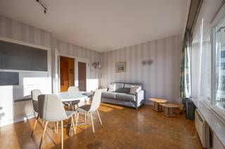 Deze ruime en lichtrijke studio met zuidgericht terras is gelegen op het gelijkvloers van de Residentie Wimbledon D (Leopoldlaan 139) in...